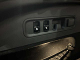 パワーシートの操作は、スイッチがシートの形状をしておりますので、ダイレクトに調節が可能でございます。