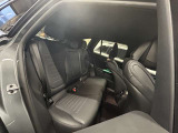 メルセデスのシートは少し硬めになっております。長時間の運転の際、適度な反発があることでお尻や腰の負担を減らす効果が御座います。