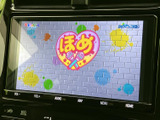 停車中にテレビ番組の映像を楽しめる画面を備えています。待ち時間などに活用でき、画面内の表示も見やすい構成。車内で過ごす時間の楽しみを広げます。