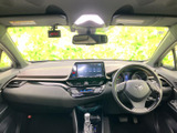 前方へ広がるフロントガラスと、運転席から見渡しやすい計器まわりが特徴です。シートやドア内側も落ち着いた色合いでまとめられ、日々の乗り降りにもなじみます。