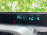 走行速度やシフト位置、燃料残量などの情報がまとまって表示され、運転中も確認しやすいメーターです。必要な表示をひと目で把握しやすく、日常の運転を支えます。