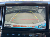 画面に後方の映像とガイド線が表示され、駐車時に周囲との距離を確認する際に便利です。視点切り替えにも対応した表示で、車庫入れや後退時の安全確認をサポートします。