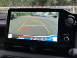後方の映像と目安となるガイド線を画面で確認でき、駐車時の周囲の確認をサポートします。車両後方の状況を把握しやすく、慎重な駐車操作に役立ちます。