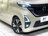 【LEDヘッドライト】悪天候や夜間走行時も良好な視界を確保し安心して運転できる高輝度LEDヘッドライトを装備!点灯速度が早く、消費電力も抑えられています。