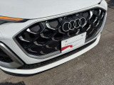 シングルフレームグリルはAudiの象徴的なデザイン要素であり、一目でAudiとわかるスタイル、大きくて迫力のある形状が車のスポーティな印象を強調しており、魅力的なデザインとなっています。