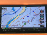 地図画面には周辺の道路や施設が表示され、目的地までのルート確認に便利です。画面上の表示が見やすく、初めて訪れる場所へのお出かけでも道順を把握しやすい装備です。