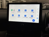タッチ画面に各種メニューが並び、必要な項目を見つけやすい構成です。車両連携やアプリ関連などのメニューもまとまり、画面を見ながら目的に応じた項目を選びやすくなっています。