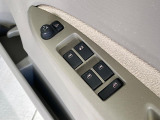 【電動格納ミラー】サイドミラーは電動格納式となっており、狭い駐車場でもキズがつくリスクを抑えられます。