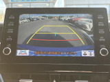 後方の映像にガイドラインが表示され、駐車スペースへ下がる際の距離感や進路の目安をつかみやすい装備です。車内から後方を確認できるため、駐車時の安全確認をサポートしてくれます。