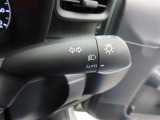 スイッチをオートに設定しておけば、車外の明るさに応じて自動的にヘッドランプを点灯・消灯します。夕暮れ時やトンネルの続く山道などを走行する時に便利なコンライトを装備しています。