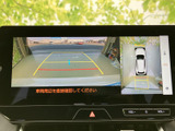 後方の映像に加えて車両周辺の状況も画面で確認でき、駐車時の安全確認をサポートします。ガイド線も表示されるため、周囲を目視で確かめながら車庫入れを行う際に便利です。