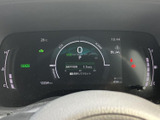速度や走行に関する情報がひと目で把握しやすく、運転中の確認もスムーズです。警告表示や燃料残量などもまとまっており、日々の運転を支える見やすい表示部です。
