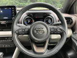 ステアリングには複数のスイッチがまとまり、運転姿勢を保ちながら手元で各種操作を行えます。メーターも見渡しやすく、日常の運転を便利にサポートします。