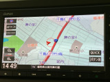 現在地を地図上で確認でき、周辺の道路や地名も把握しやすい表示です。画面上の拡大縮小ボタンも使え、行き先までの移動をサポートします。