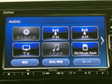 DVD/CDやFM・AM、TV、iPodなど複数の音源が画面に整理され、選びたい項目を見つけやすい構成です。設定やルートの項目も並び、日々の利用シーンに合わせて使い分けられます。