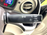 【オートライト】周りの明るさに応じて自動でヘッドライトの点灯・消灯ができる機能です!ライトの付け忘れ・消し忘れなどが無くなり、雨の日や夕方の走行も安心!トンネル通過時も便利ですね♪