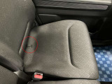 【シートアンダーボックス】座面に付いているこの紐を引っ張ると
