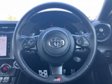 手元には複数のスイッチがまとまり、運転姿勢を保ちながら各種機能にアクセスしやすい配置です。メーターの確認を妨げにくく、日常の操作を支えてくれます。