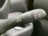 レバーには各種マークが表示され、操作内容を目で確認しやすいつくりです。運転席から手を伸ばしやすい位置にあり、必要な操作を迷いにくくサポートします。