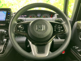 手元に複数のスイッチが備わり、運転姿勢を保ちながら車内機能を扱えます。メーターも視界に入りやすい配置で、普段の運転をより便利にサポートします。