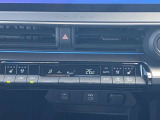 左右独立温度コントロールフルオートエアコンです。運転席、助手席それぞれで独立して温度設定ができます。冷え性の方が乗っても安心ですね♪