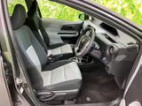 前席は明るい色と濃い色を組み合わせたシートで、車内にメリハリを感じさせます。運転席から前方を見渡しやすく、助手席との距離感も自然。足元もすっきりしており、乗り降りしやすい印象です。