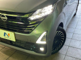 【LEDヘッドライト】悪天候や夜間走行時も良好な視界を確保し安心して運転できる高輝度LEDヘッドライトを装備!点灯速度が早く、消費電力も抑えられています。