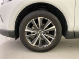 機敏さを引き立てる純正アルミ 225/60 R18 装着!