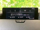 方位や現在地の情報が表示され、画面を見ながら目的地までの道順を確認できます。ナビゲーション画面を活用することで、初めての場所へ向かう際も便利です。