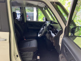 運転席まわりは前方や左右の窓から光が入り、見通しのよい印象です。シートや足元も確認でき、運転席に座ったときの空間をイメージしやすくなっています。