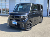 精悍なフロントマスクが印象的です。シャープなラインが特徴で、都会の街並みに映えます。洗練されたフォルムをぜひご覧ください。