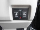 両側電動スライドドアです。運転席やキーレスから開閉が出来てとても重宝します。