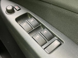 運転席ドアには複数の窓スイッチやミラー調整部がまとまり、各ボタンの表示も確認できます。乗員それぞれの窓操作やミラー調整を手元で行える便利な装備です。