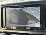 後方の様子を画面で確認でき、駐車時や車庫入れの際の周囲確認をサポート。ガイドラインも表示されるため、車両後方の距離感をつかみやすく、安心感につながる装備です。