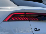 Audiのテールライトは、スタイリッシュで洗練されたデザインが特徴で、多くのモデルでLEDテールライトを採用しております。また、テールライトには動的ウィンカー機能が搭載されているモデルもあります。