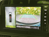 後方の映像に加えて車両周辺を上から見た表示も確認でき、駐車時の安全確認をサポートします。画面の目安線も参考にしながら、周囲に注意して操作できます。