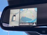 後方の映像に加えて車両周辺を上から見た表示もあり、駐車時に周囲の様子を把握しやすい構成です。画面上のガイドも目安にしながら、車庫入れや狭い場所での切り返しをサポートします。