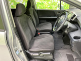 前席は座面と背もたれにゆとりを感じる形状で、運転席からの視界も開けています。乗り降りしやすいドア開口部と足元の空間があり、日々の移動を快適に支えます。