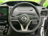 手元に複数のスイッチを備え、運転姿勢を大きく変えずに各種操作へアクセスできます。メーターや前方へ視線を向けたまま扱いやすく、運転中の便利さに配慮されたステアリングです。