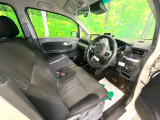 運転席まわりには十分なスペースがあり、大柄な方でもゆったり運転していただける環境です。