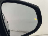 【ブラインドスポットモニター】隣の車線を走る車両をレーダーで検知し、ドライバーでは見えない四角に存在する車両を検知するとドアミラーに搭載されたインジケータが点灯します