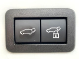 【パワーバックドア】スマートキーや運転席のボタンを押すだけでリアゲートが自動で開閉します!荷物を持っている時や、高い位置にあるバックドアを閉める際に便利な機能です♪