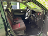 運転席まわりは前方を見渡しやすく、シートに座った際も周囲の状況を確認しやすい配置です。落ち着いた色合いの座席とすっきりした足元で、日々の移動も心地よくお使いいただけます。