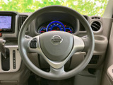 握りやすい形状で、運転席からメーターや周辺の表示を確認しながら扱えます。手元には複数のスイッチも備わり、日常の運転をサポートする装備がまとまっています。