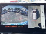 後方映像に加えて車両周辺を俯瞰した表示も確認でき、駐車時の周囲確認をサポートします。画面上のガイド表示を目安に、切り返しや車庫入れを行う際にも便利です。