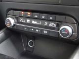 【フルオートエアコン】運転席と助手席の温度調整がそれぞれ出来るフルオートエアコン装備です。これなら暑がりなご主人、寒がりな奥様が同乗されても問題ないですね。