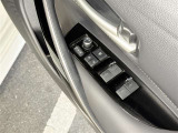 【パワーウインドウ】運転席に居ながら窓を開け閉めのコントロールできますよ。ロック機能で、子供がイタズラして窓を開けるという事も無くなりますよ。