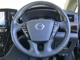 ステアリングには複数のスイッチが配置され、手元から車載機能を扱える構成です。前方に意識を向けながら必要な操作にアクセスしやすく、日常の運転をサポートします。