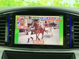 テレビ番組を画面で視聴できる装備です。停車中の休憩時間や待ち合わせの合間に映像を楽しめるのが便利。運転中は画面を注視せず、安全に配慮してご利用ください。