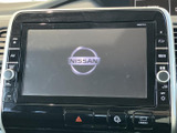 ナビ・オーディオの画面と周囲のスイッチがまとまり、必要な項目を見つけやすい配置です。画面操作と手元のボタンを使い分けられ、目的地設定や音楽の選択など、日常の移動をサポートします。